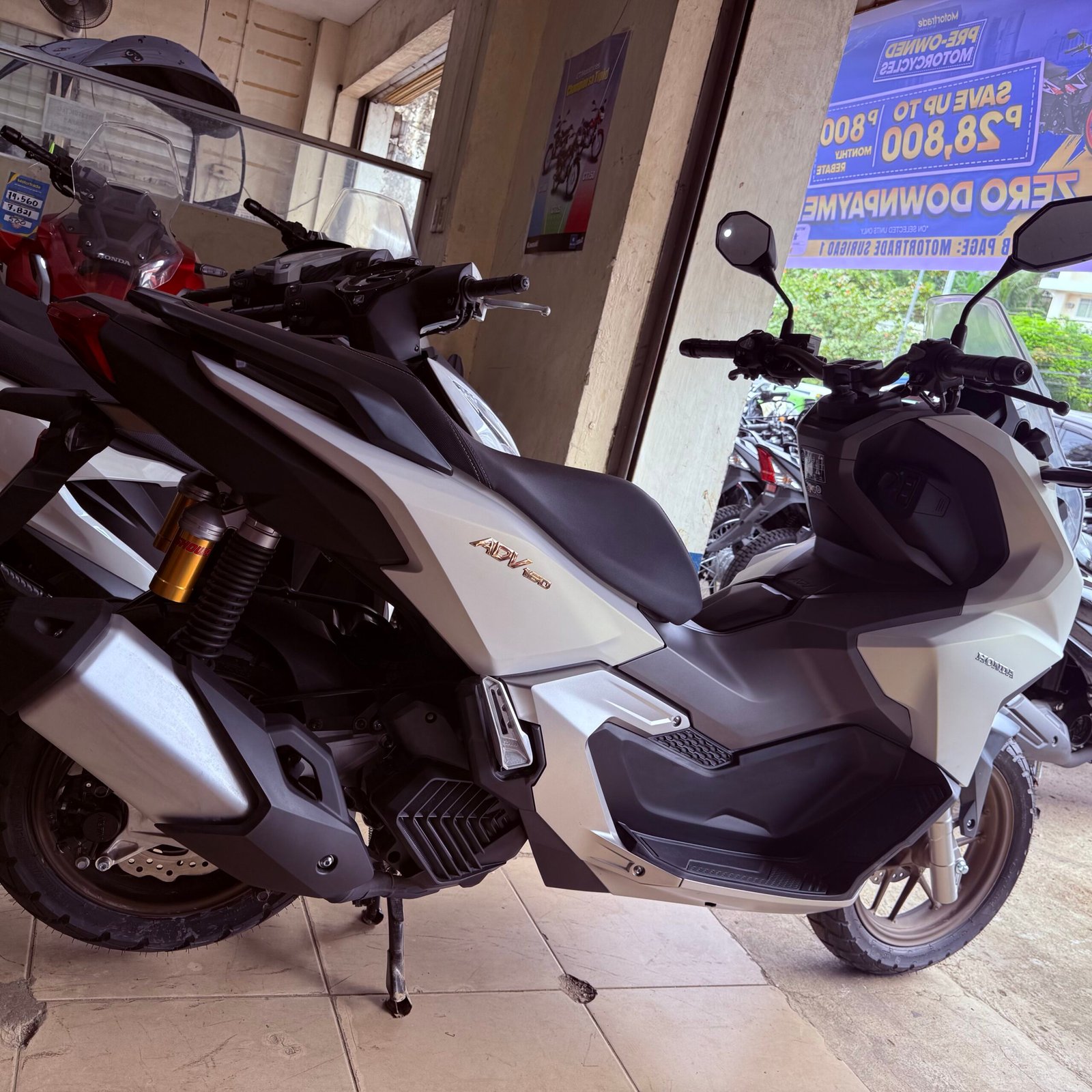 Honda ADV 160 (red,black,white)